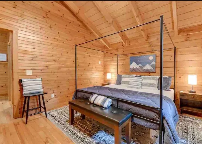 Cozy Creekside Cabin