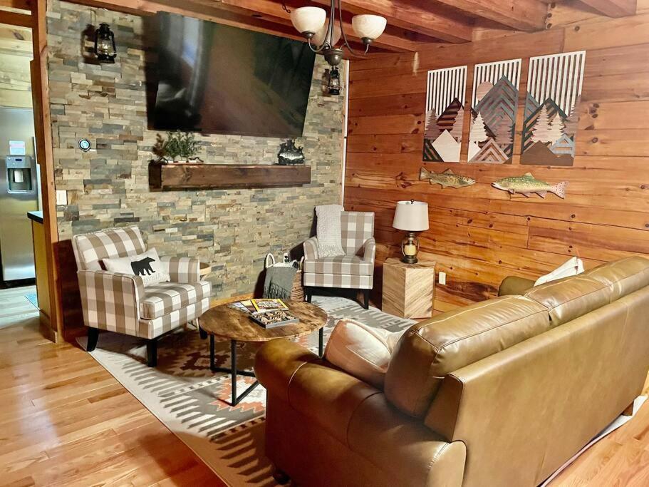 Cozy Creekside Holiday home