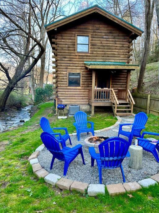 Cozy Creekside Holiday home