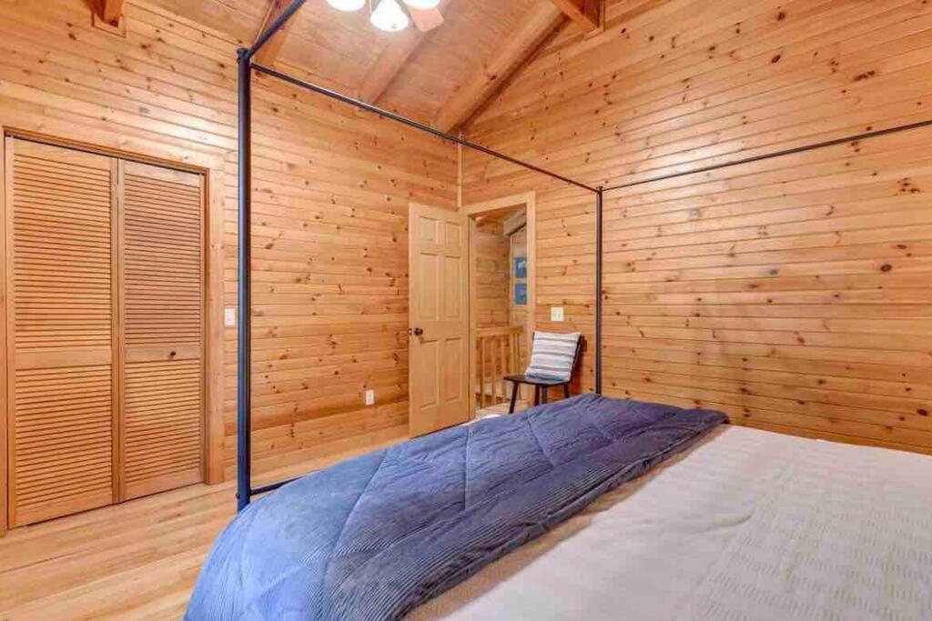 Cozy Creekside Holiday home
